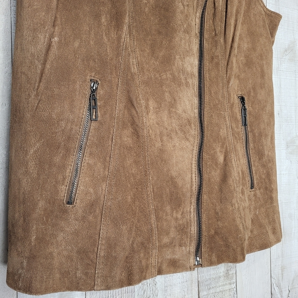 Sleeveless Brown Suede Moto Vest With Pockets - Picture 3 of 11